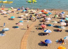 Rama uron fundjavë të mbarë nga plazhi publik i Velipojës