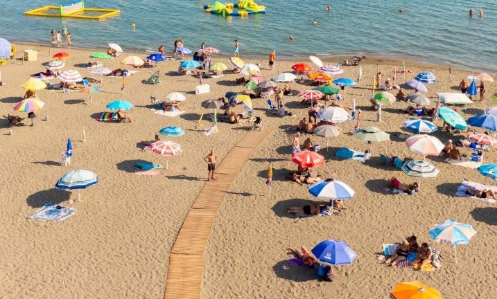 Rama uron fundjavë të mbarë nga plazhi publik i Velipojës