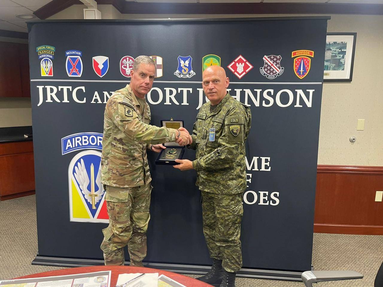 Jashari takohet me komandantin amerikan, theksohet performanca e dalluar e ushtarëve të FSK-së në SHBA