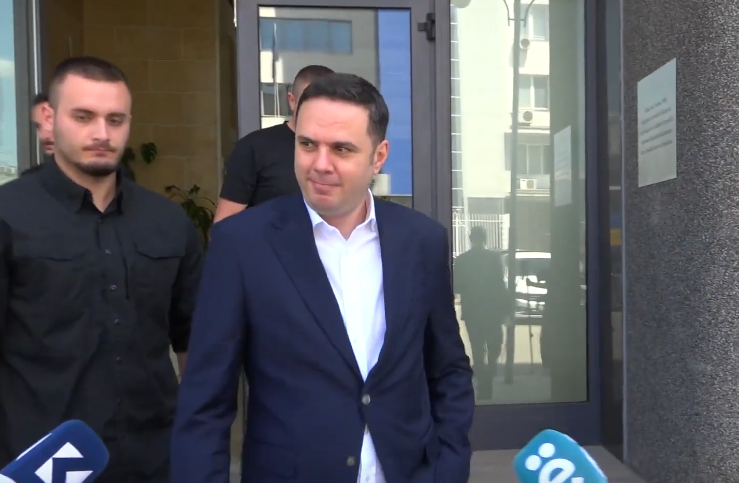 “S’kam koment”, tha Abdixhiku kur u pyet se kë po e dërgon Kurti si ndërmjetës për koalicion