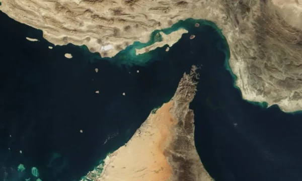 Parlamenti i Iranit voton për mbylljen e Ngushticës së Hormuzit