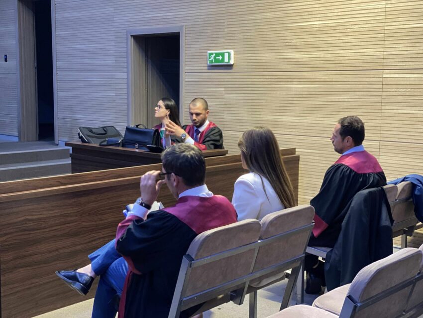 Albulena Haxhiu paraqitet në gjykatë, shtyhet seanca gjyqësore për gaz lotsjellës në Kuvend