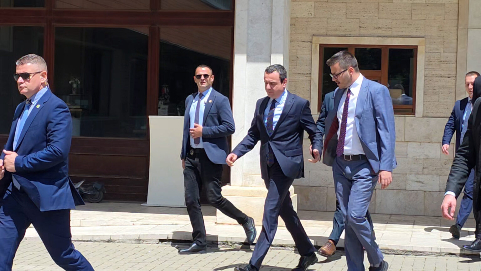 Pse s’po u flet mediave para dhe pas seancave të Kuvendit? Sqarohet Kurti