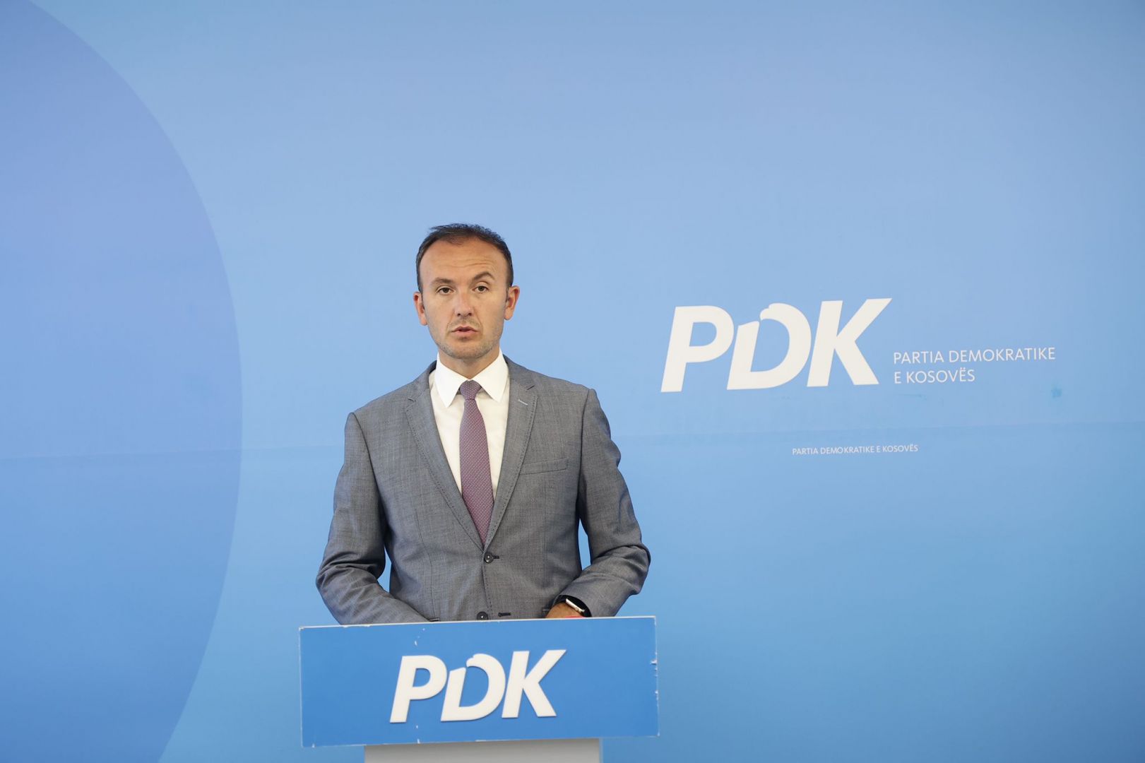 Mustafa-PDK: Vendimi i Gjykatës kundër ZRRE-së mbron sektorin privat nga një goditje e madhe
