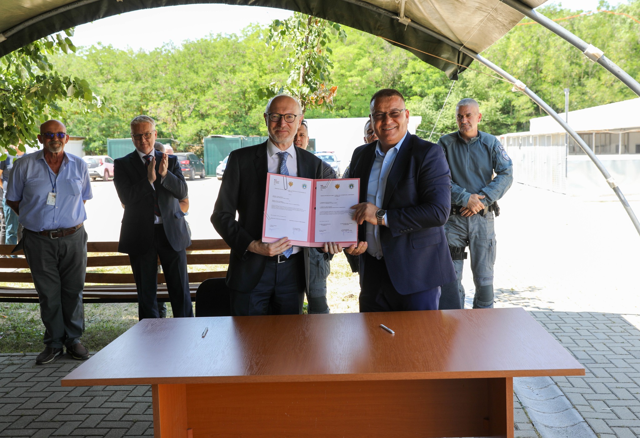 Forcim i kapaciteteve: Policia e Kosovës pranon mbështetje me pesë automjete speciale dhe qen zyrtar