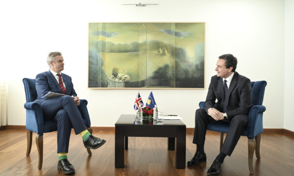 Kurti pret ambasadorin Hargreaves, diskutohet edhe arrestimi i Arbnor Spahiut në Serbi
