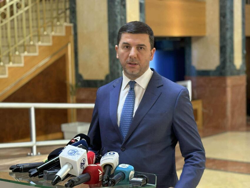 Krasniqi: Deputetët që e çojnë dorën për komisionin e fshehtë do ta shkelin Kushtetutën me vetëdije