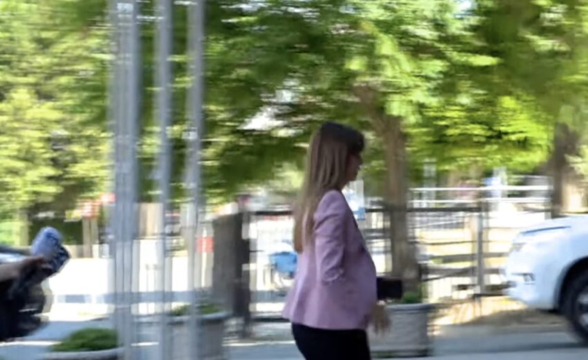 Haxhiu arrin në Kuvend, hesht përballë gazetarëve