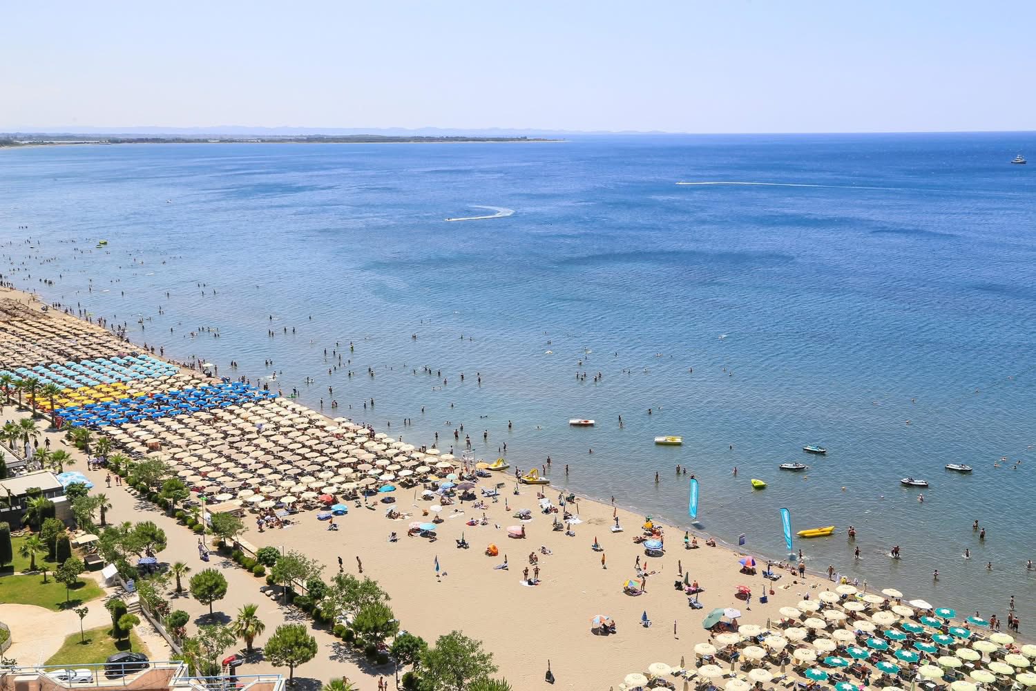 Plazhi publik i Shëngjinit, destinacion i preferuar për turistët këtë sezon