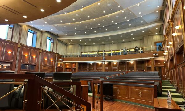 PDK me aksion simbolik, deputetët qëndrojnë në sallë pas dështimit të seancës