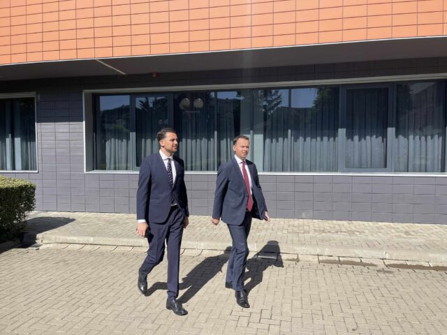 Kryetari i partisë “Guxo”, Faton Peci arrin në takim me presidenten Osmani