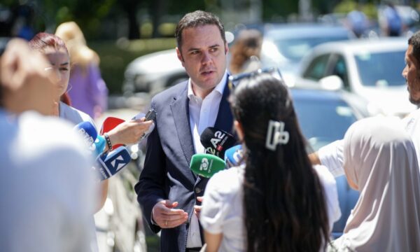 Abdixhiku: Askush s’ka të drejtë të ndryshojë rendin e ditës, aq më pak një ‘më i moshuar’ –  vepër penale