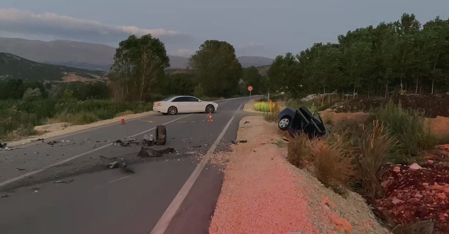 Dy të lënduar nga një aksident në Rrugën e Arbrit, vetura del nga rruga