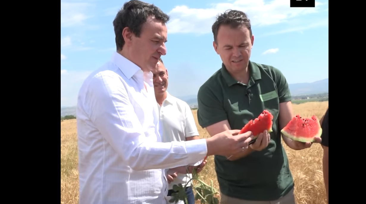 Kurti viziton arat e mbështetësit të GUXO-s, Xhemë Beqiraj – shijon bostan me Pecin