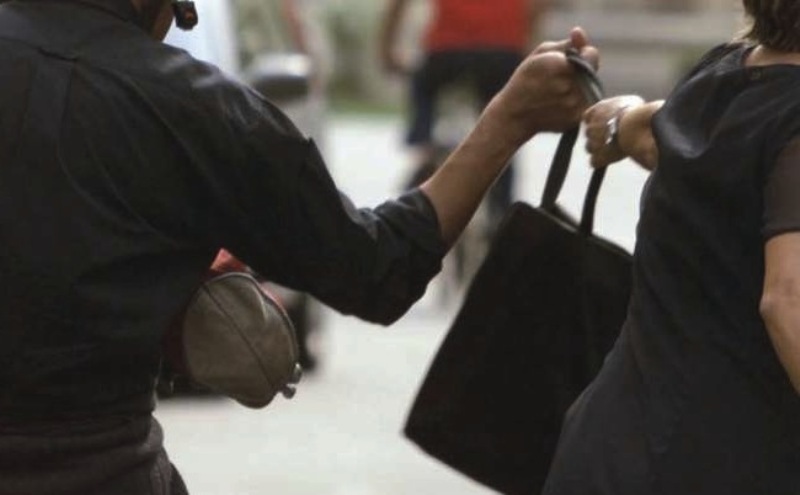 Grabitet një grua në Prishtinë nën kërcënimin e armës