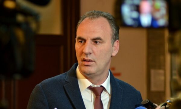 Gjykata obligon KGJK-në t’ia paguajë Fatmir Limajt mbi 57 mijë euro për qëndrimin pa të drejtë në paraburgim e arrest shtëpiak