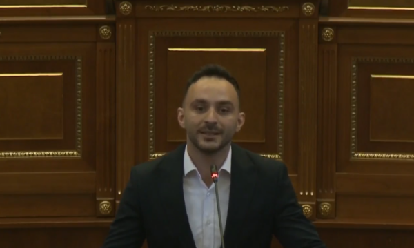 “Fitore, çka po keshë? A i ke kthy 200 mijë euro?”, Guri i LDK-së tallet me deputetët e LVV-së, Dehari ia ndalë “telefonin”