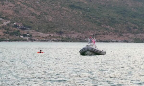 U mbyt pasi shpëtoi turistët në Liqenin e Shkodrës, vijojnë kërkimet për kapitenin