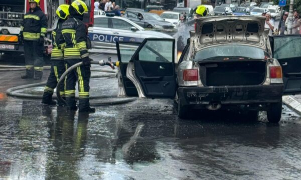 Zjarri në një makinë afër komunës së Prishtinës, Drejtoria për Emergjenca: Zjarrfikësit parandaluan përhapjen e rrezikut