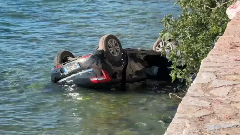 Një i vdekur në aksidentin në rrugën Pogradec-Qafë Thanë, automjeti del nga rruga, bie në liqen