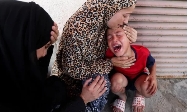 Fëmijë që prisnin në radhë për suplemente vriten nga një sulm izraelit në Gaza, thotë spitali