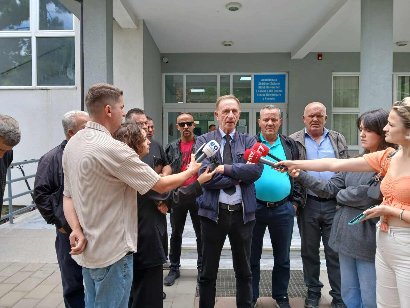 Punëtorët e sigurimit në QKUK hyjnë në grevë nga e premtja, kërkojnë zgjidhje për ndërprerjen e kontratave