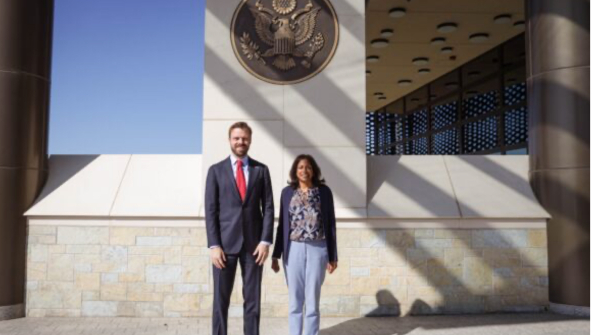 Ambasada amerikane del me njoftim për vizitën e zyrtarit të DASH’it, i quan konstruktive takimet me akterët politikë