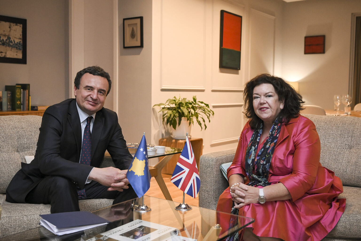 Kurti takohet me të Dërguarën e Posaçme të Mbretërisë së Bashkuar, flasin për marrëdhëniet mes Kosovës dhe Mbretërisë së Bashkuar