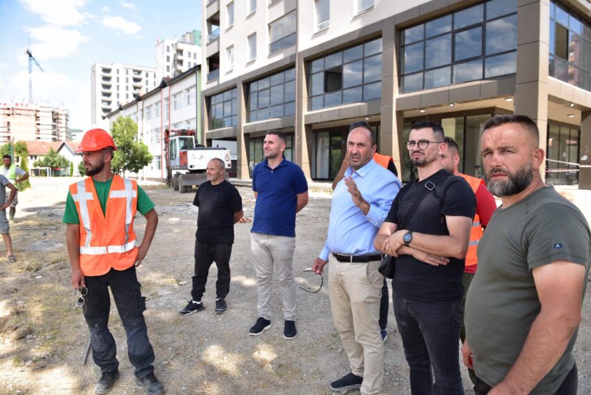 Aliu inspekton punimet në urat mbi lumin Ibër në Mitrovicë