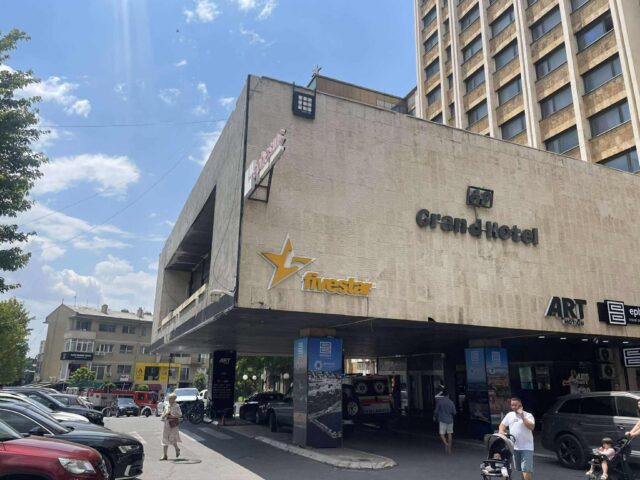 Policia jep detaje për vdekjen e personit të rënë nga lartësia nga hoteli “Grand”