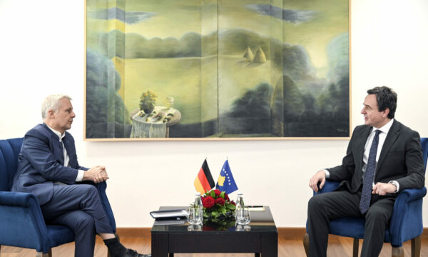 Rohde-Qeverisë: Të papranueshme sulmet ndaj gjyqtarëve e ndërhyrja në drejtësi, më e pakta që i duhet tani Kosovës