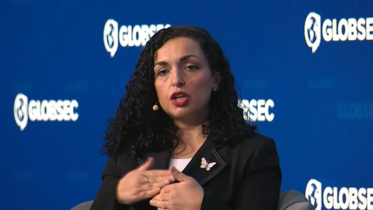 Presidentja Osmani për kërcënimet: Jo moj çfarë frike, shihemi pak më vonë