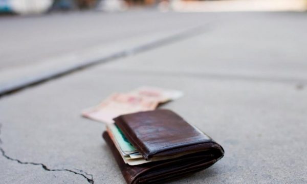 Qytetari në Klinë e dorëzon në polici kuletën që e gjeti në shesh, në të kishte 1700 euro