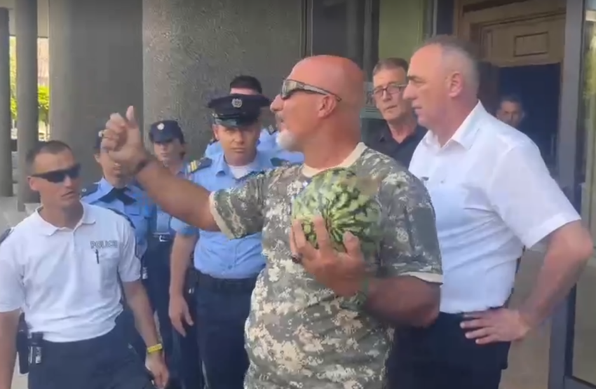 Veterani i UÇK-së me aksion te Kuvendi: I nxjerr dy shalqinj dhe me ‘ujë të hoxhës’