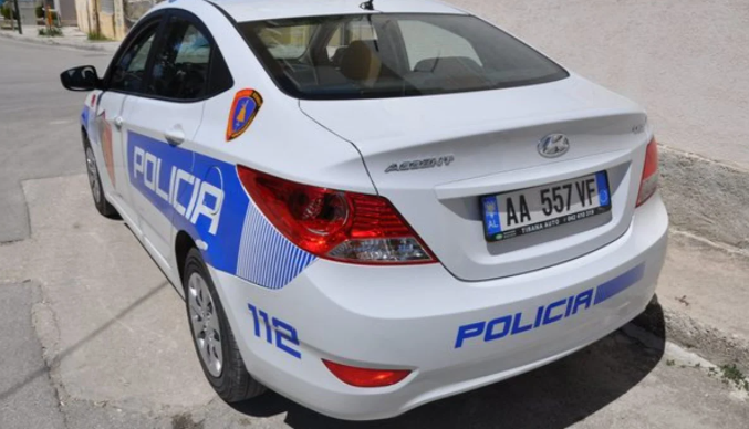 Aksident në aksin Shëngjin-Velipojë, kosovari përplaset me veturë në një dyqan