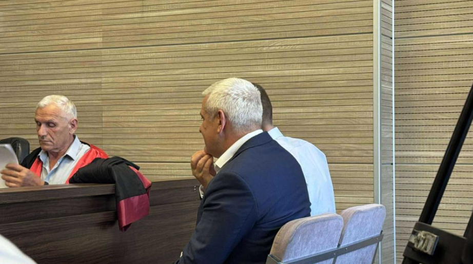 Xhelal Sveçla bashkë me Salih Zybën dalin para Gjykatës për gaz lotsjellës në Kuvend