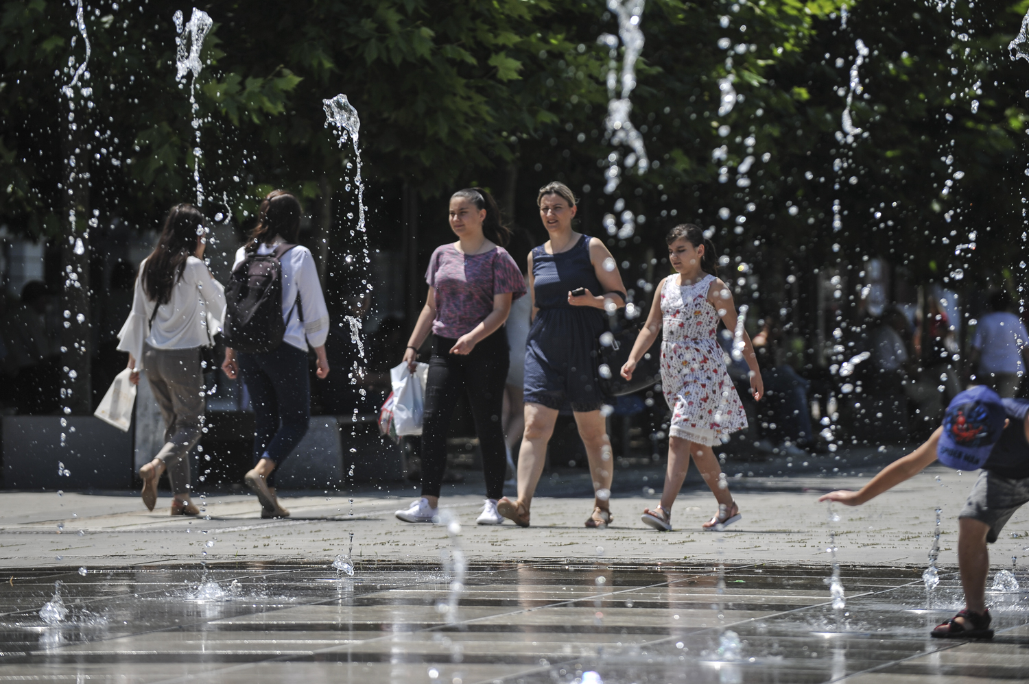 IHMK paralajmëron temperatura ekstreme deri në 38 gradë Celsius dhe rreziqe të shumta