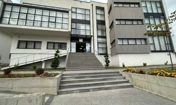 Vdekja e dy punëtorëve në Gjakovë, Prokuroria kërkon paraburgim për dy të dyshuarit