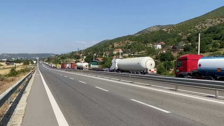 Radhë kilometërshe në kufirin Shqipëri–Kosovë