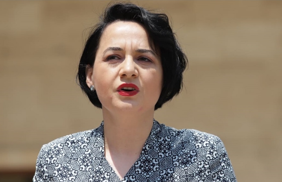 Raportohet se burri i Fitore Pacollit i ka përfituar 52 mijë euro nga Ministria e Hajrulla Çekut të VV’së