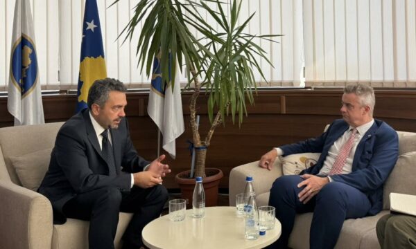 Hargreaves ne KQZ, kërkon që “të gjithë akterët të respektojnë ligjet dhe procedurat që mbështesin proceset demokratike”