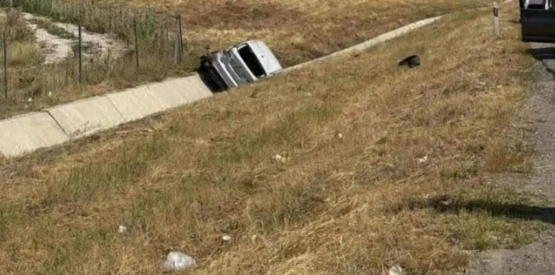 Aksident i rëndë në autostradën “Arbën Xhaferi”, njëra veturë përfundon në kanal