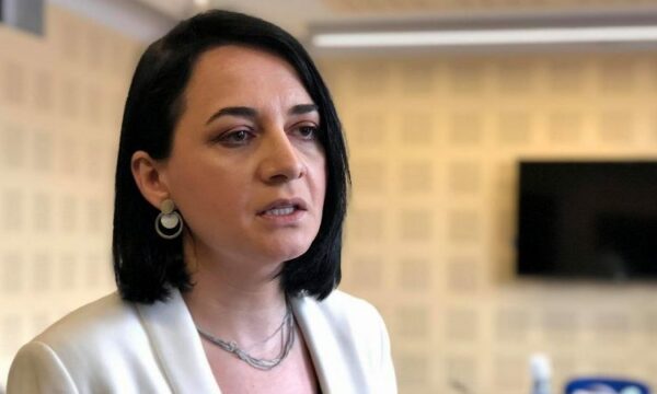 Fitore Pacolli reagon për “përballjen” me qytetarin, flet për sulm të “mirëkoordinuar”, përmend armë, e involvon edhe PSD-në