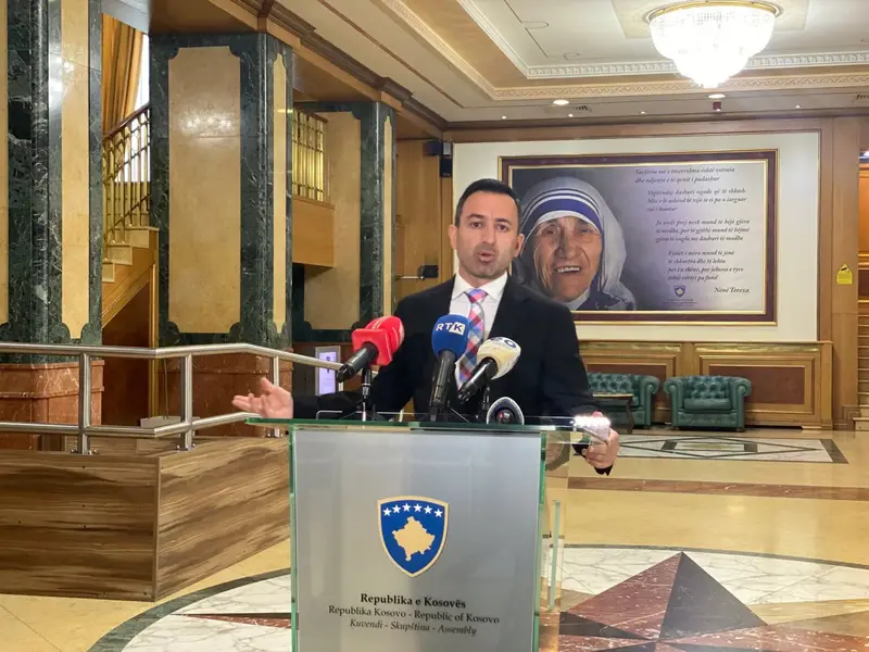 Basha i jep “direktiva” Kushtetueses, i “dënon” PDK-në e LDK-në, Limajn tenton ta frikësojë me prag