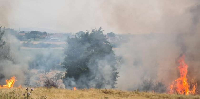 Bie numri i zjarreve në Kosovë në 12 orët e fundit, aktiv është vetëm një në rajonin e Prishtinës