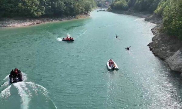 Ende asnjë gjurmë – Vazhdojnë kërkimet për 33-vjeçarin që dyshohet se u mbyt në Liqenin e Ujmanit