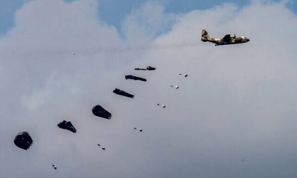 Raportohet se Franca do të hedhë ndihma nga ajri për Gazën