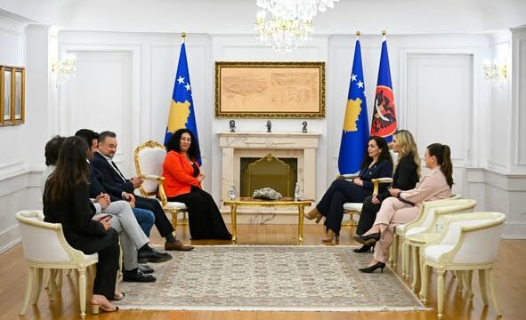 Presidentja Osmani priti në takim tenorin Ramë Lahaj dhe yjet ndërkombëtar të Festivalit Ndërkombëtar të Operës