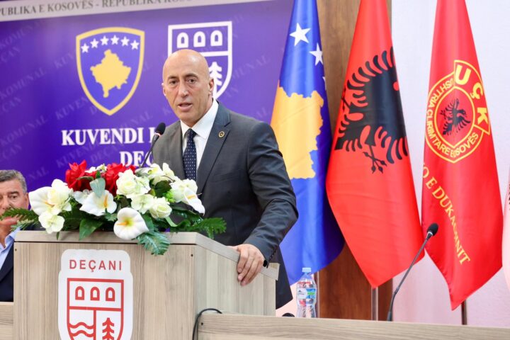 Ramush Haradinaj nderon Marin Memën me titullin “Qytetar Nderi” në Deçan