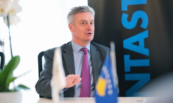 Pritjet se Gjykata do ta zgjidhë krizën, ambasadori britanik: Partitë duhet të bëjnë kompromis, ky është thelbi i problemit